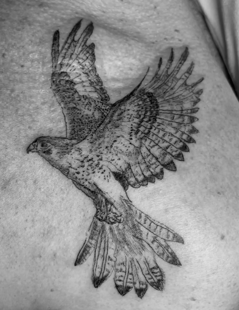 Vogel mit ausgebreiteten Flügeln als Tattoo auf dem Oberkörper.