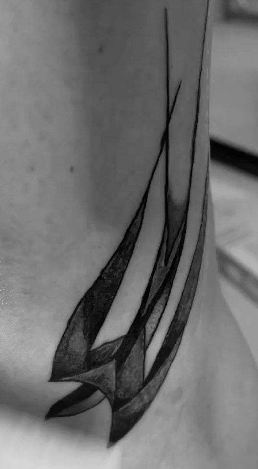 Grafische Schwalbe mit schwarzen und roten Flächen als Tattoo.