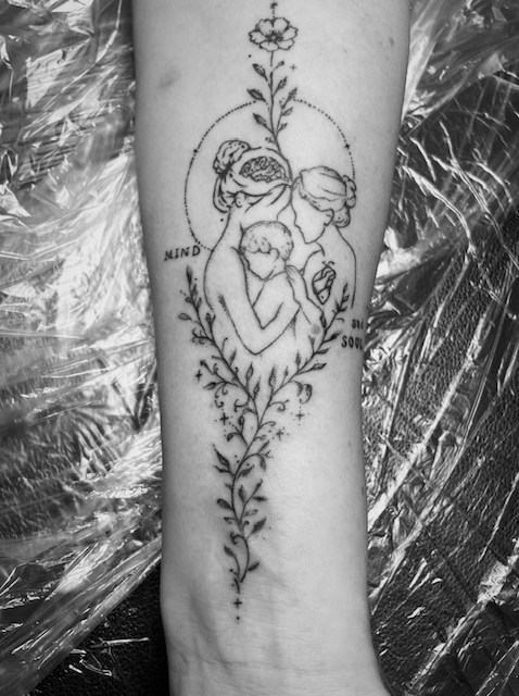 Familienmotiv mit floralen Linien als Tattoo auf einem Arm.