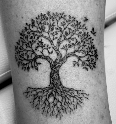 Lebensbaum mit sichtbaren Wurzeln als Tattoo.