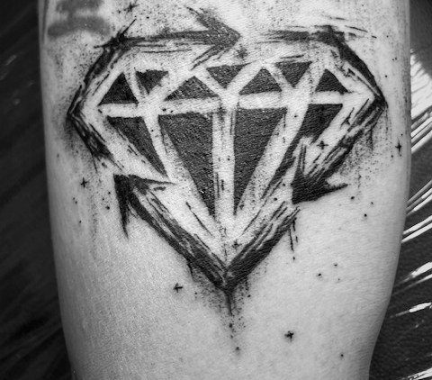 Facettierter Diamant mit skizzenhaften Linien als Tattoo.